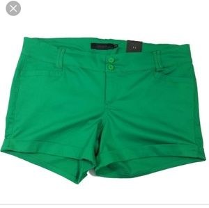 Adorable 2 button short shorts